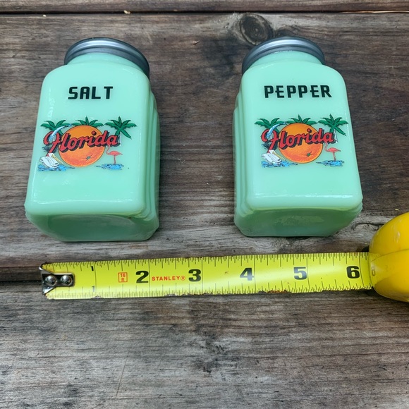 SOLD VINTAGE JADEITE Salt and Pepper Shakers - Picture 9 of 10